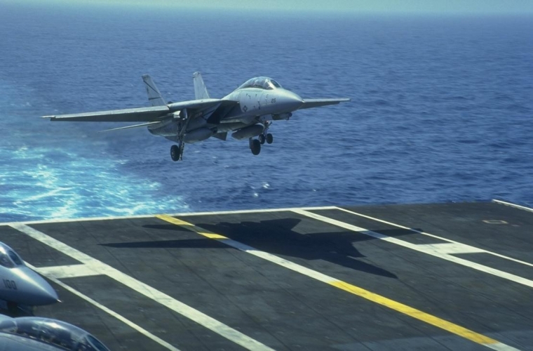 F-14 přistávájící na letadlové lodi